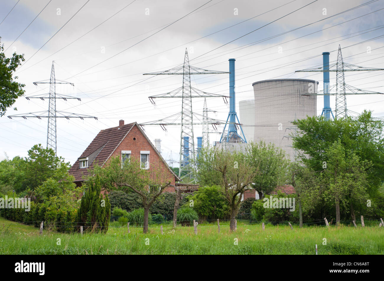 Bauernhaus vor dem Kernkraftwerk Emsland, Deutschland Stockfoto