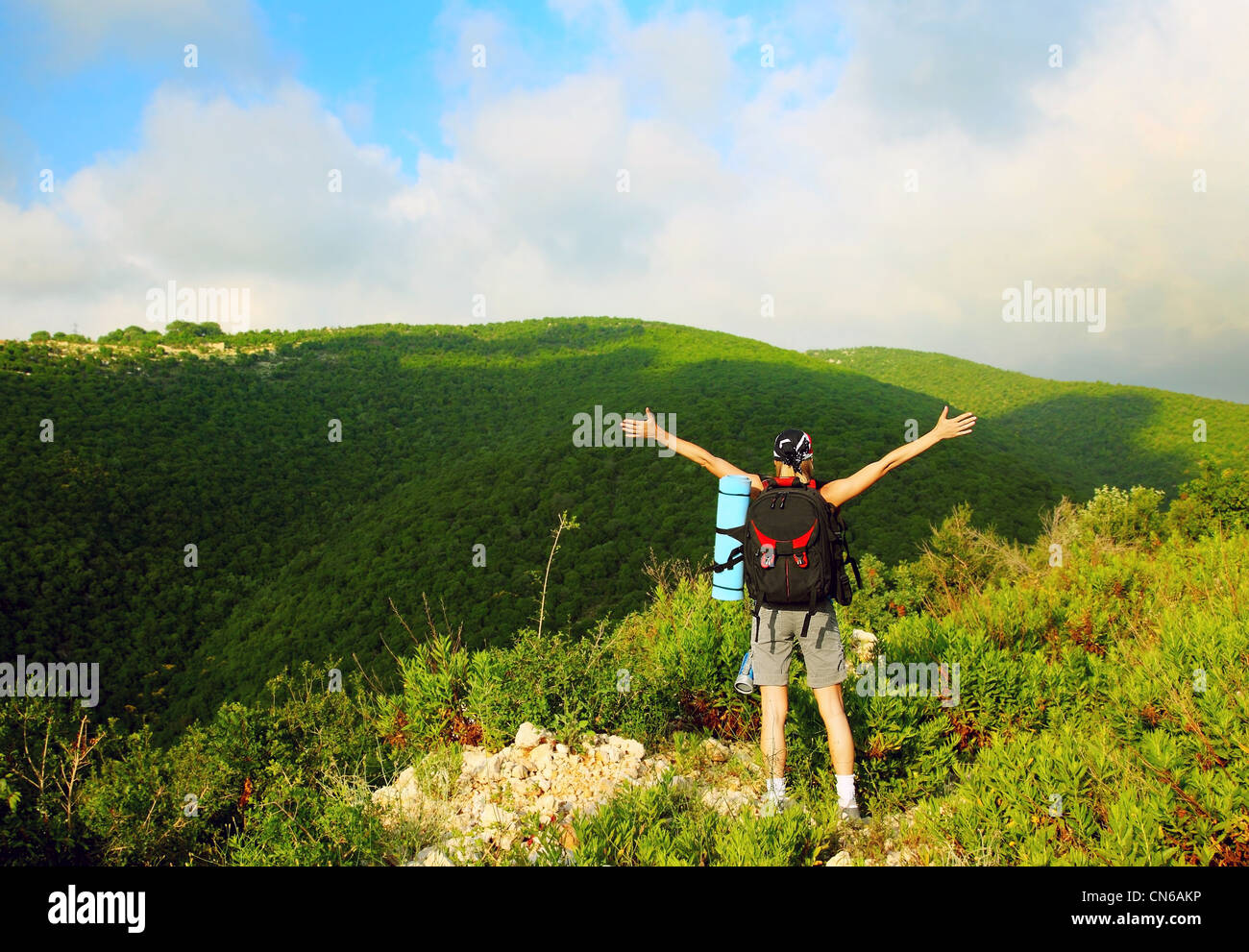 Reisen Mädchen mit Rucksack wandern in den Bergen, Ökotourismus, Freiheit-Konzept Stockfoto