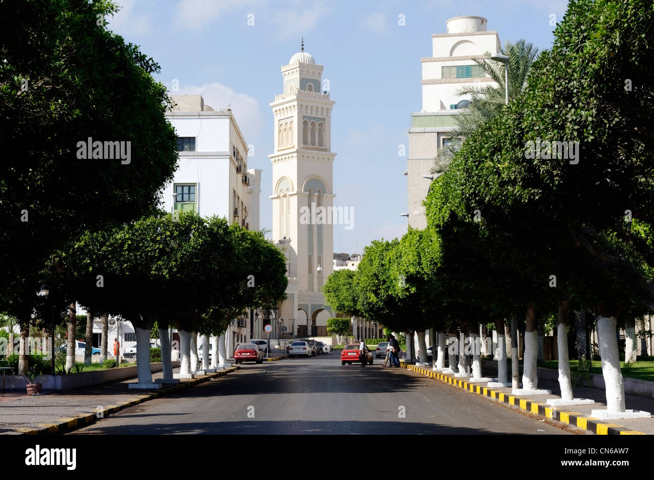 Tripolis. Libyen. Blick entlang von Bäumen gesäumten Straße in Richtung der imposanten Fassade des ehemaligen katholischen Kathedrale und jetzt große Moschee Stockfoto