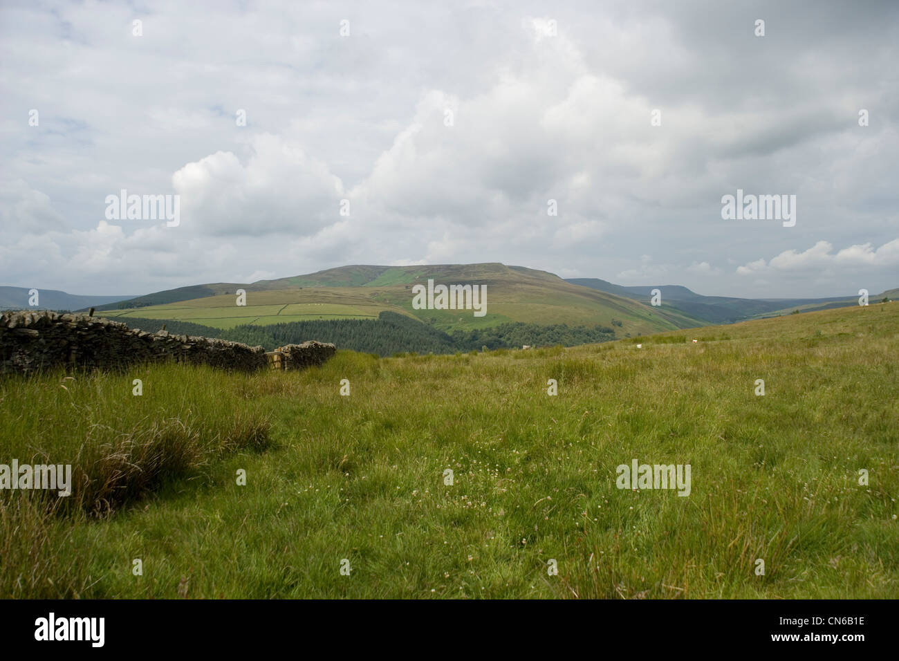 Kinder Scout aus Hagg Seite Moor in Derbyshire im Peak District Stockfoto