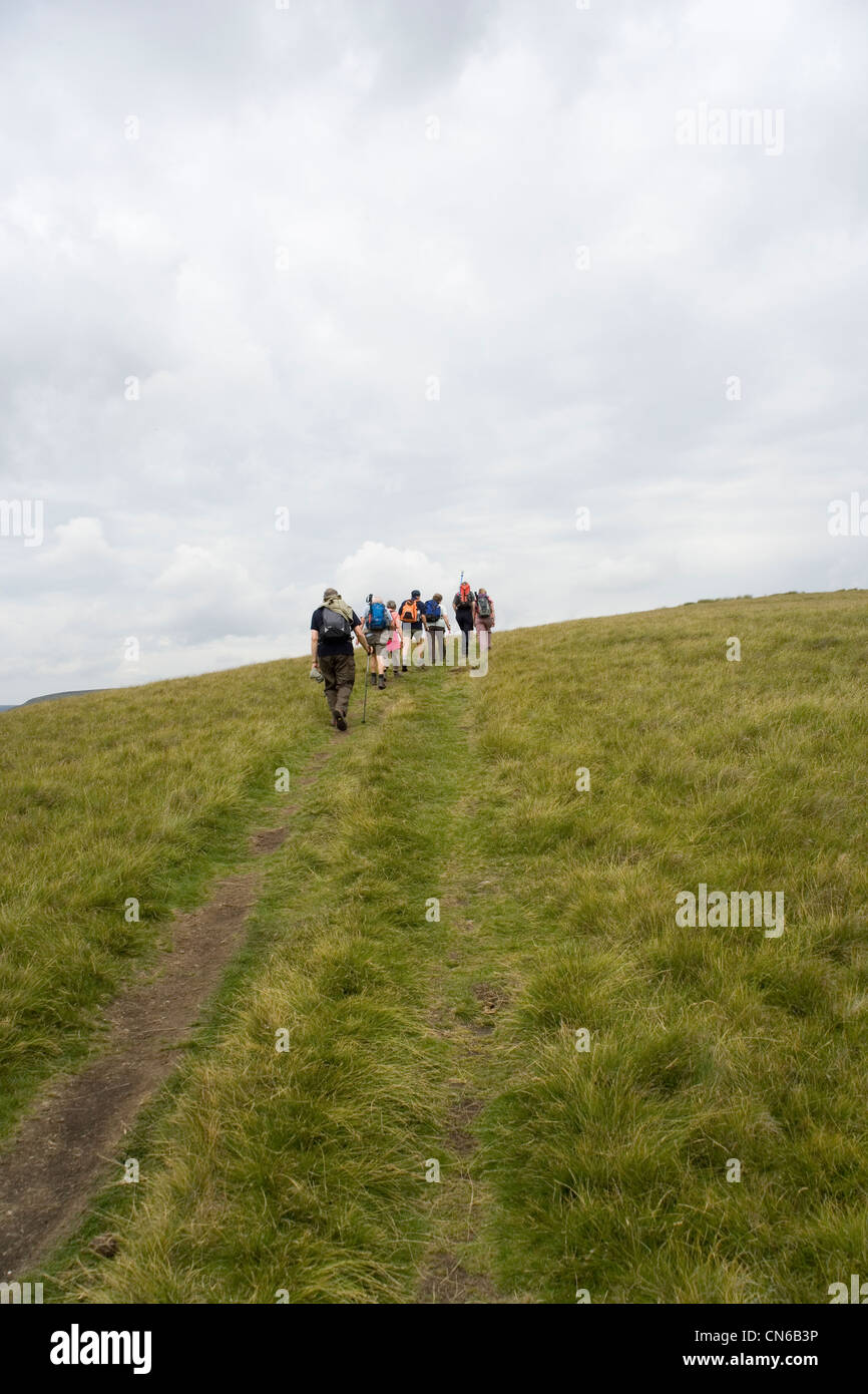 Gruppe der Wanderer zu Fuß auf Hagg Seite Moor in Derbyshire im Peak District Stockfoto