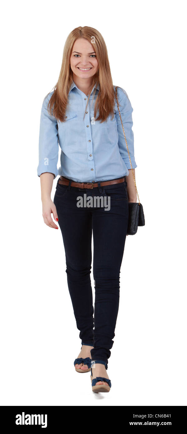 Junge casual, blonde Frau zu Fuß durch die Kamera vor einem weißen Hintergrund. Stockfoto