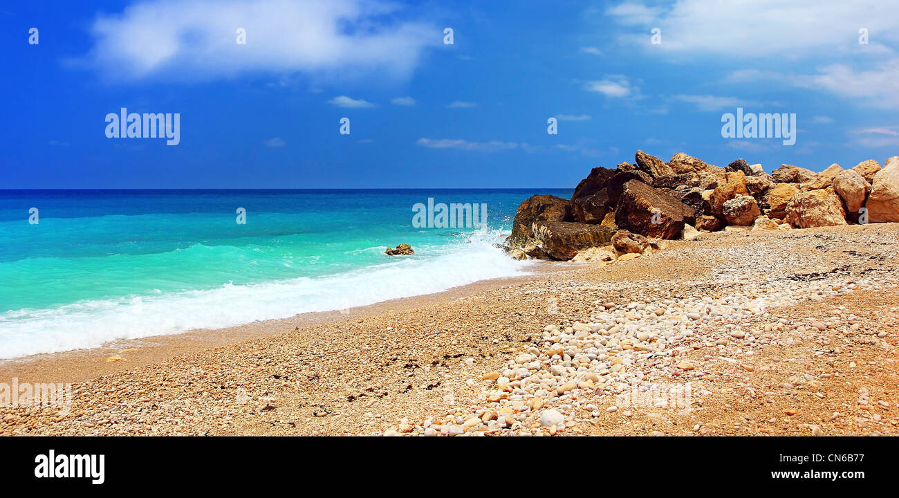 Paradiesstrand schöne Panoramablick auf das Meer sehen, mit sauberem Wasser & blauer Himmel, Sommer Urlaub Konzept Stockfoto