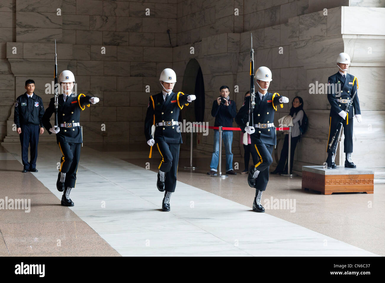 Changing of the Guard bei Chiang Kai-Shek-Gedächtnishalle, Taipei, Taiwan. JMH5651 Stockfoto