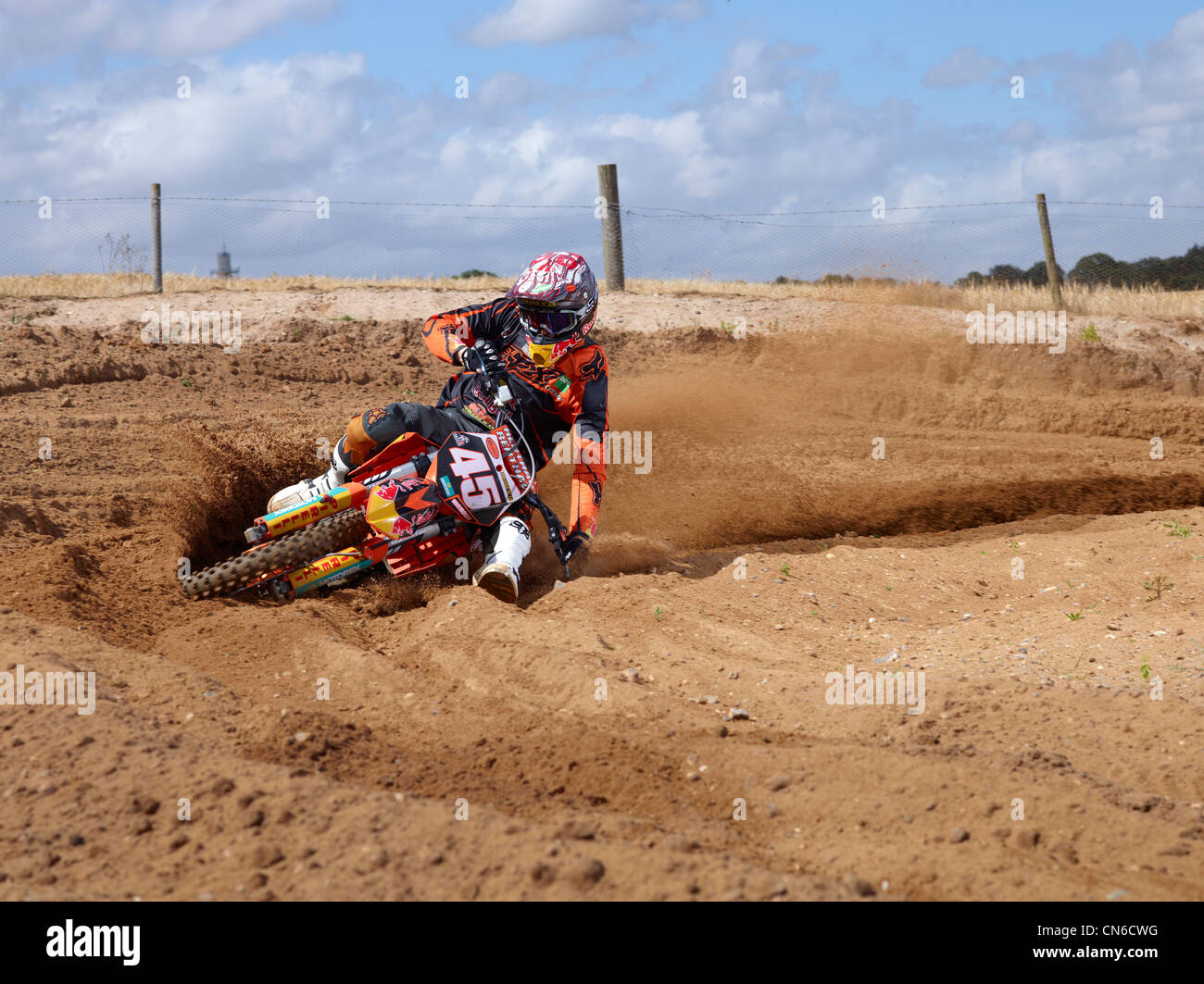 Motocross-Bike-Rennen um Schmutz Ecke, gewinnen zu beschleunigen Stockfoto