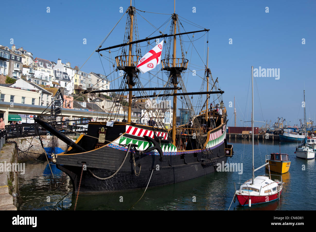 Ein Replikat der Golden Hind im Hafen von Brixham, Devon, UK Stockfoto