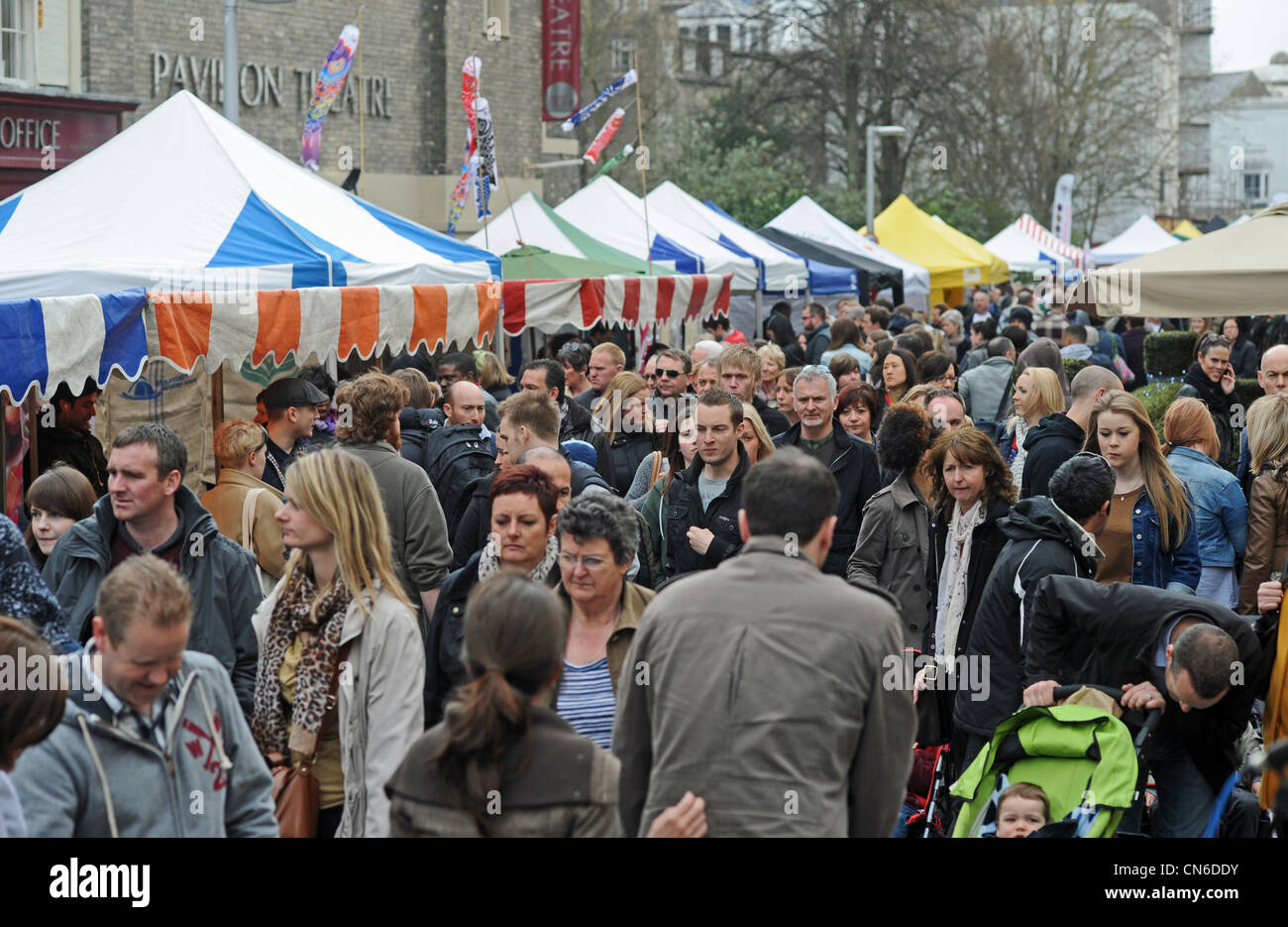 Menschenmassen strömen in Brighton und Hove City Food and Drink Festival UK Stockfoto