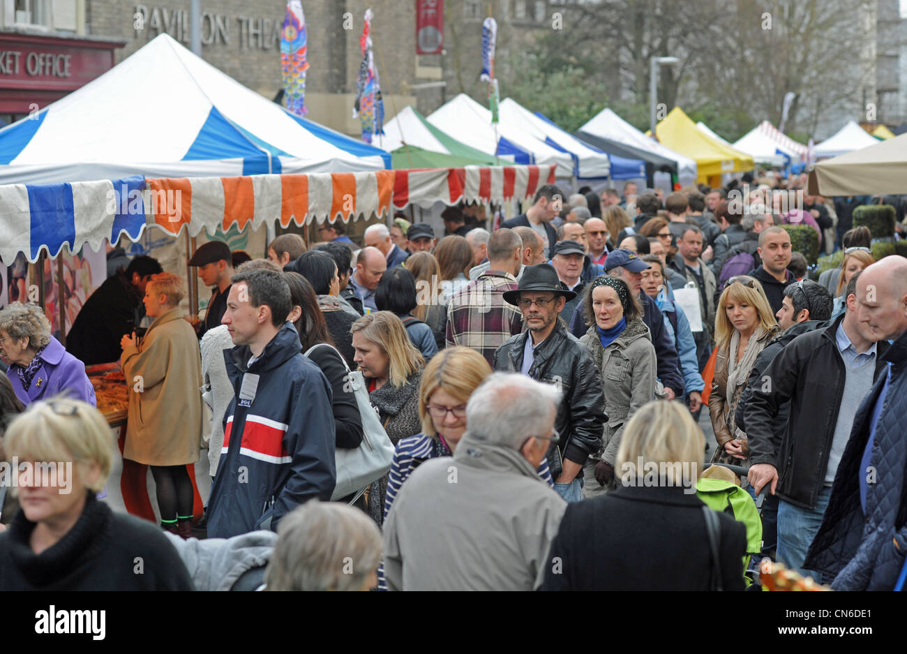 Menschenmassen strömen in Brighton und Hove City Food and Drink Festival UK Stockfoto