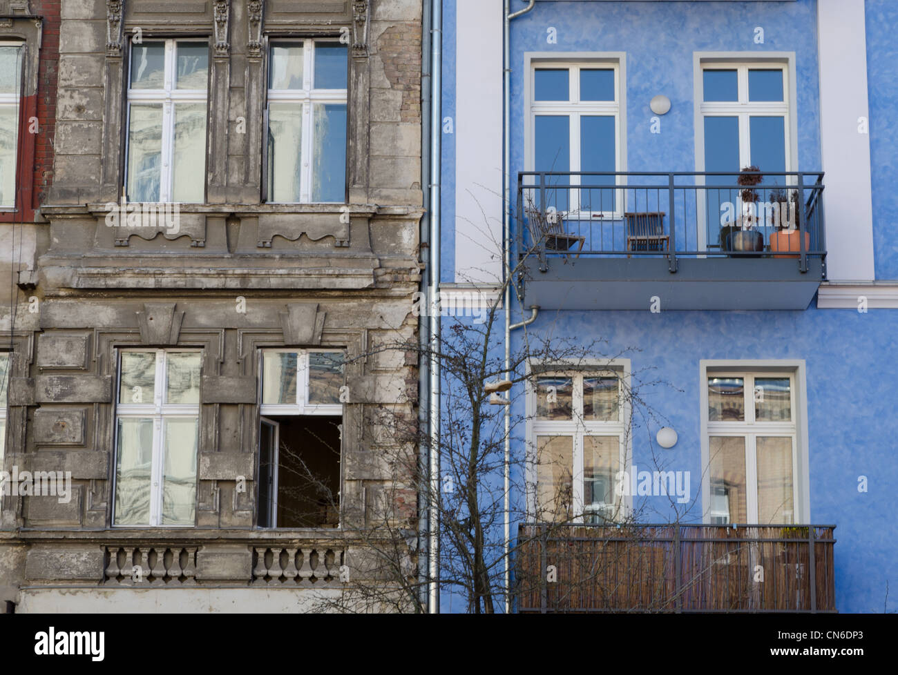 Renovierte und unrefurbished Fassaden im Bezirk Prenzlauer Berg der östlichen Berlin Stockfoto