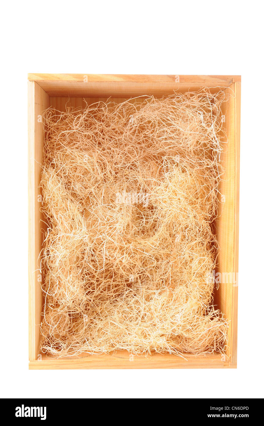 Eine Draufsicht auf eine leere Holz Versand Kiste mit Stroh Verpackungsmaterial. Stockfoto