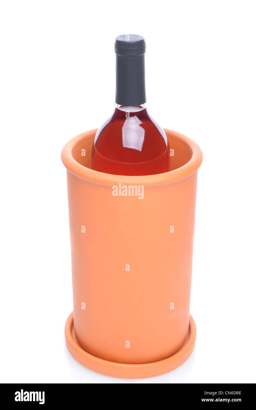 Terra Cotta Wein Kühler mit einer Flasche Blush Wein im Inneren. Stockfoto