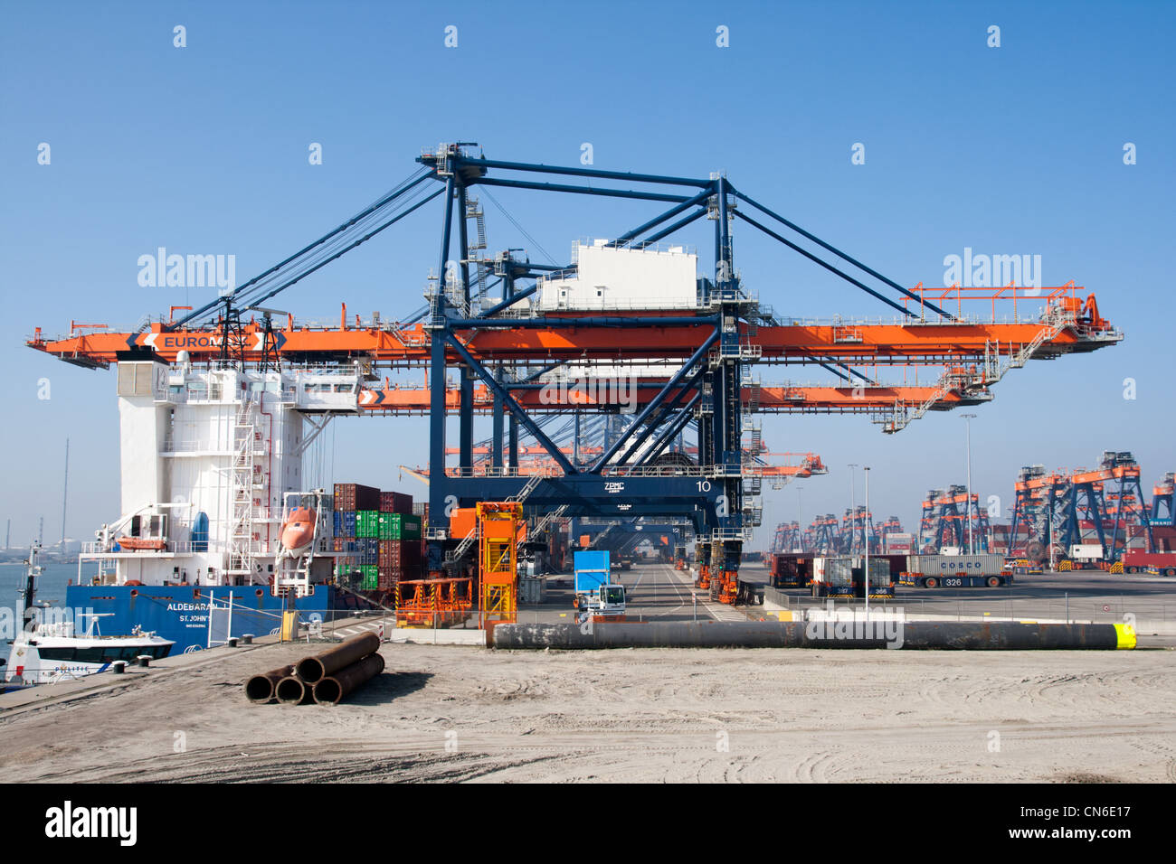 Containerschiff im Hafen von Rotterdam angedockt Stockfoto