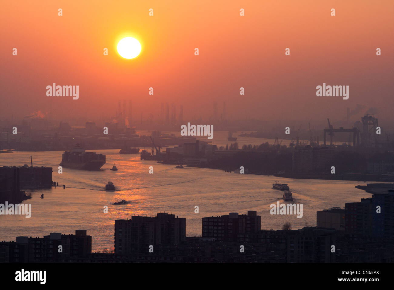 Sonnenuntergang über dem Hafen von Rotterdam, Niederlande Stockfoto
