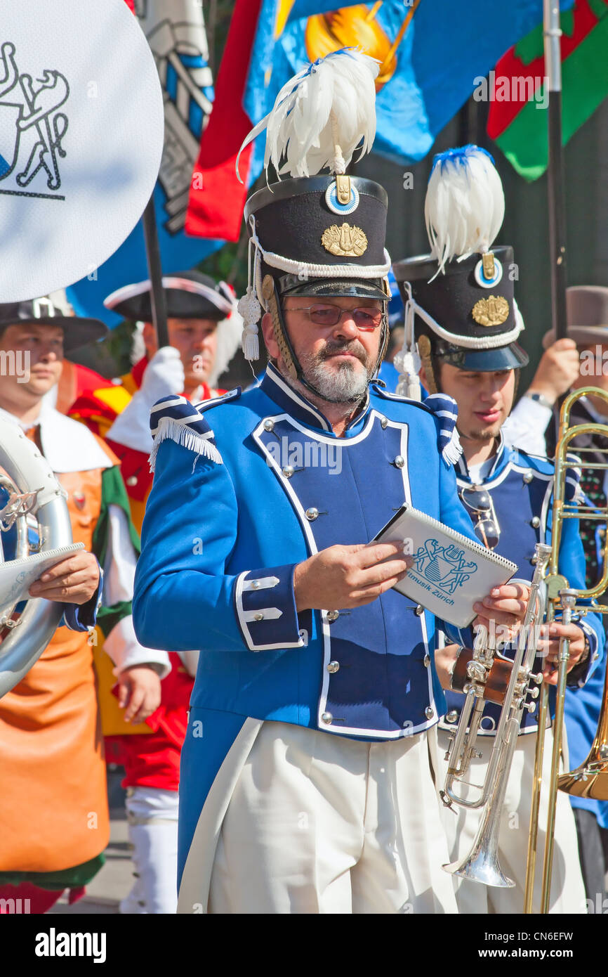 Zürich - 1. AUGUST: Zürich Stadt Orchester Openning der Schweizer Nationalfeiertag-Parade am 1. August 2009 in Zürich, Schweiz. Stockfoto Zürich - 1. AUGUST: Zürich Stadt Orchester Openning der Schweizer Nationalfeiertag-Parade am 1. August 2009 in Zürich, Schweiz. Stockfoto