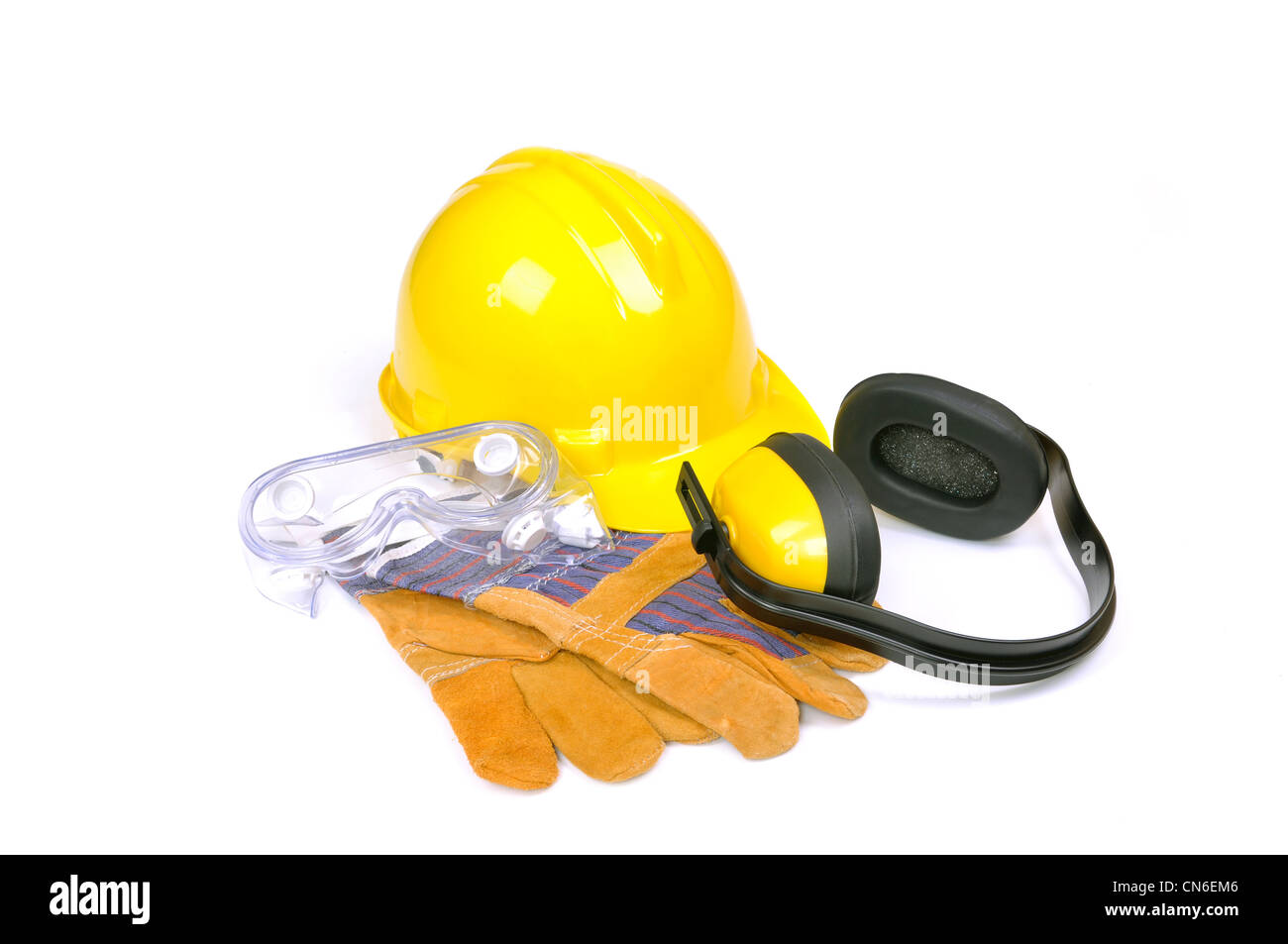 Schutzhelm, Schutzbrille, Handschuhe und Ohrenschützer isoliert auf weißem, schützende Ausrüstung Stockfoto