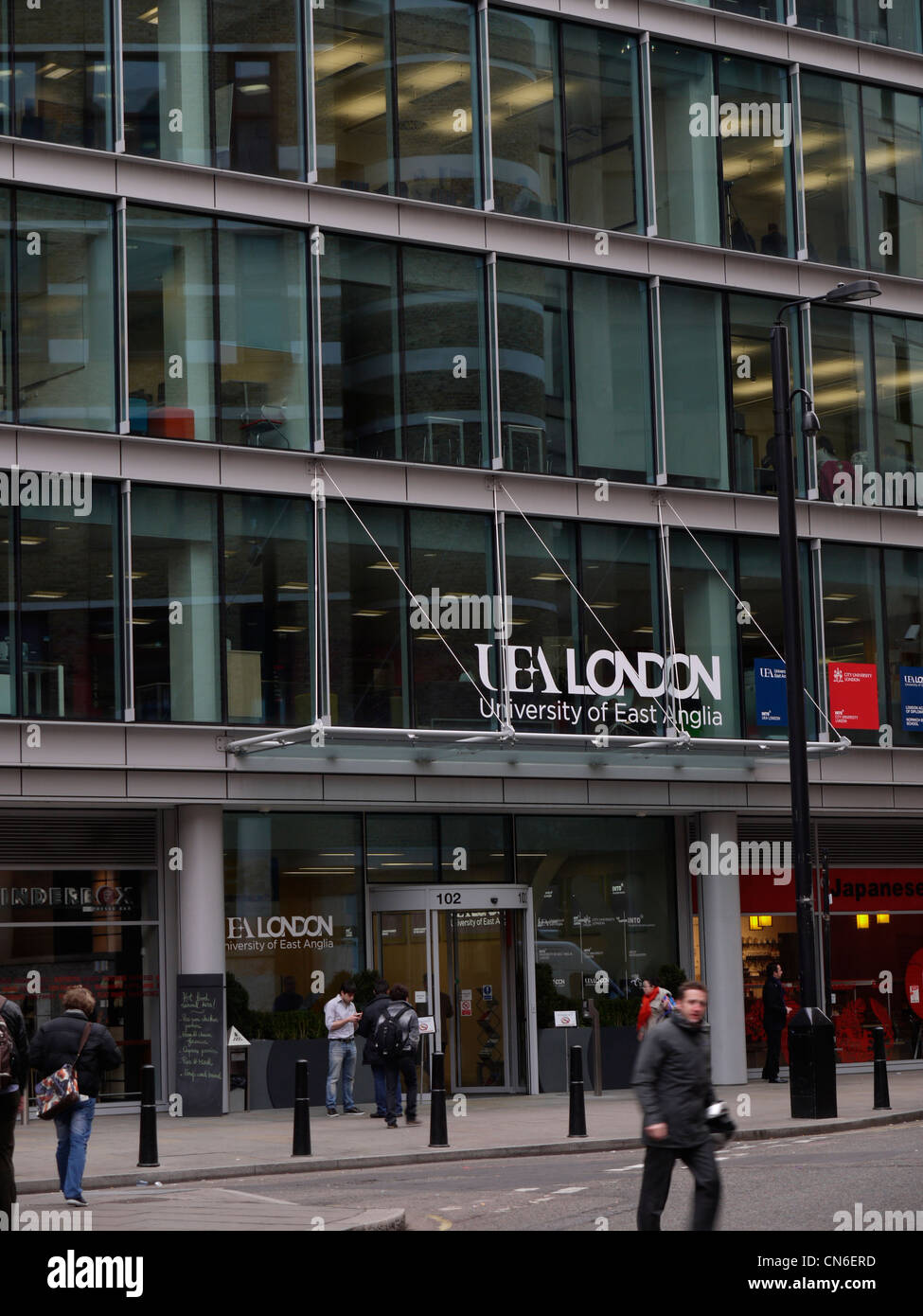 Das Gebäude der University of East Anglia in Spitalfields, London, zeigt die urbane Präsenz der Institution im Herzen der Stadt Stockfoto