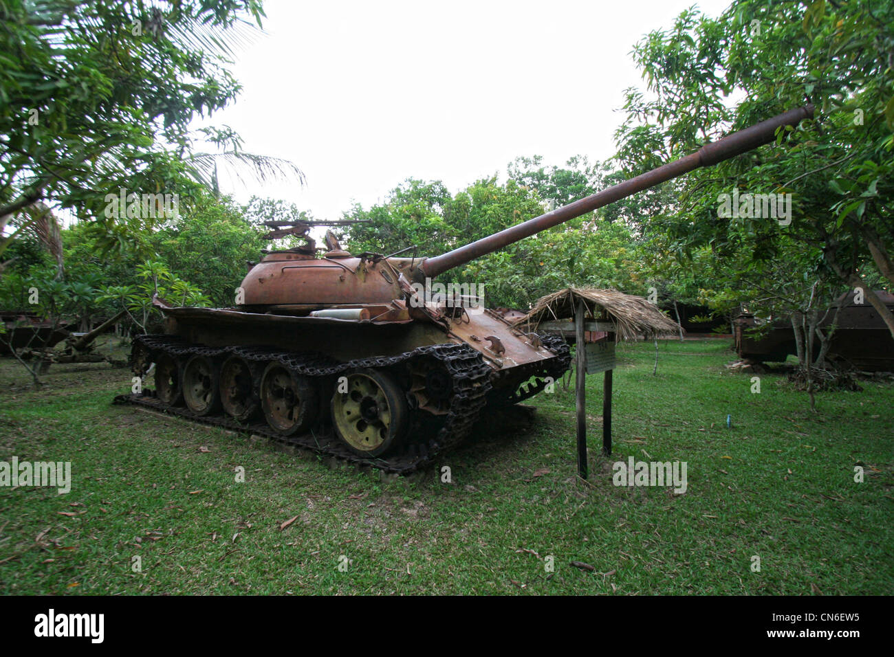 Verrosteten Tank im kambodschanischen Kriegsmuseum Stockfoto