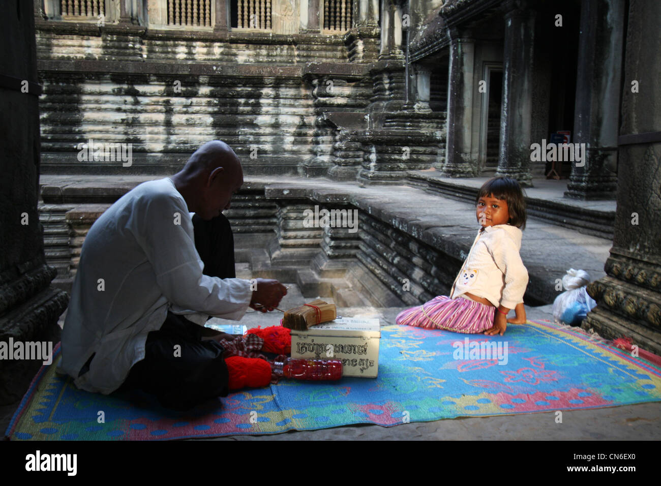 Kambodschanischen Mönch und lokalen Kind im Tempel Angkor Wat, Kambodscha. Stockfoto