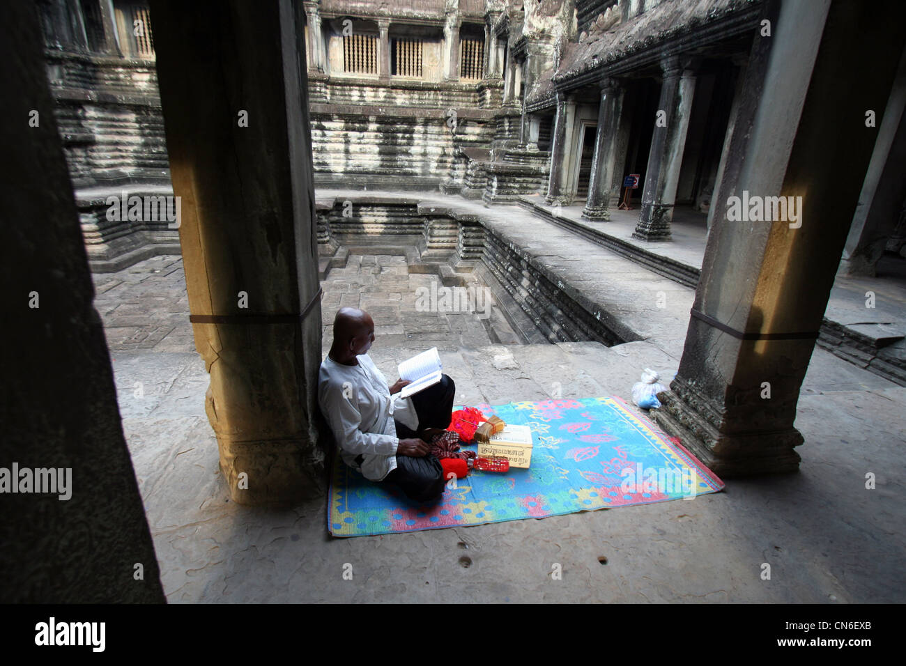 Kambodschanischen Mönch im Tempel Angkor Wat, Kambodscha. Stockfoto