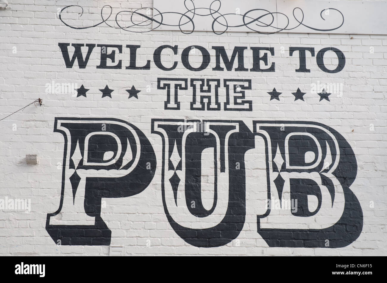 "Willkommen zum Pub" Schild gemalt auf der Seite des The Pub, Grosvenor Road, Manchester. Stockfoto