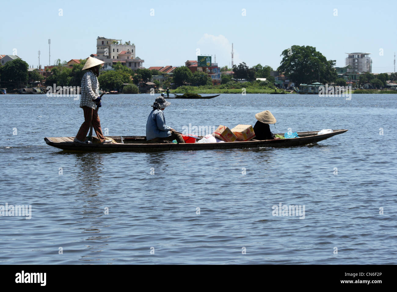 Vietnamesen auf einem Boot auf dem Mekong-Delta, Vietnam Stockfoto