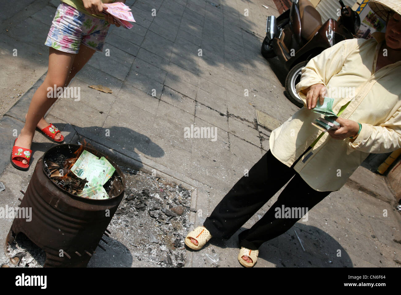 Vietnamesische brennen Falschgeld für Glück auf den Straßen von Hanoi, Vietnam Stockfoto