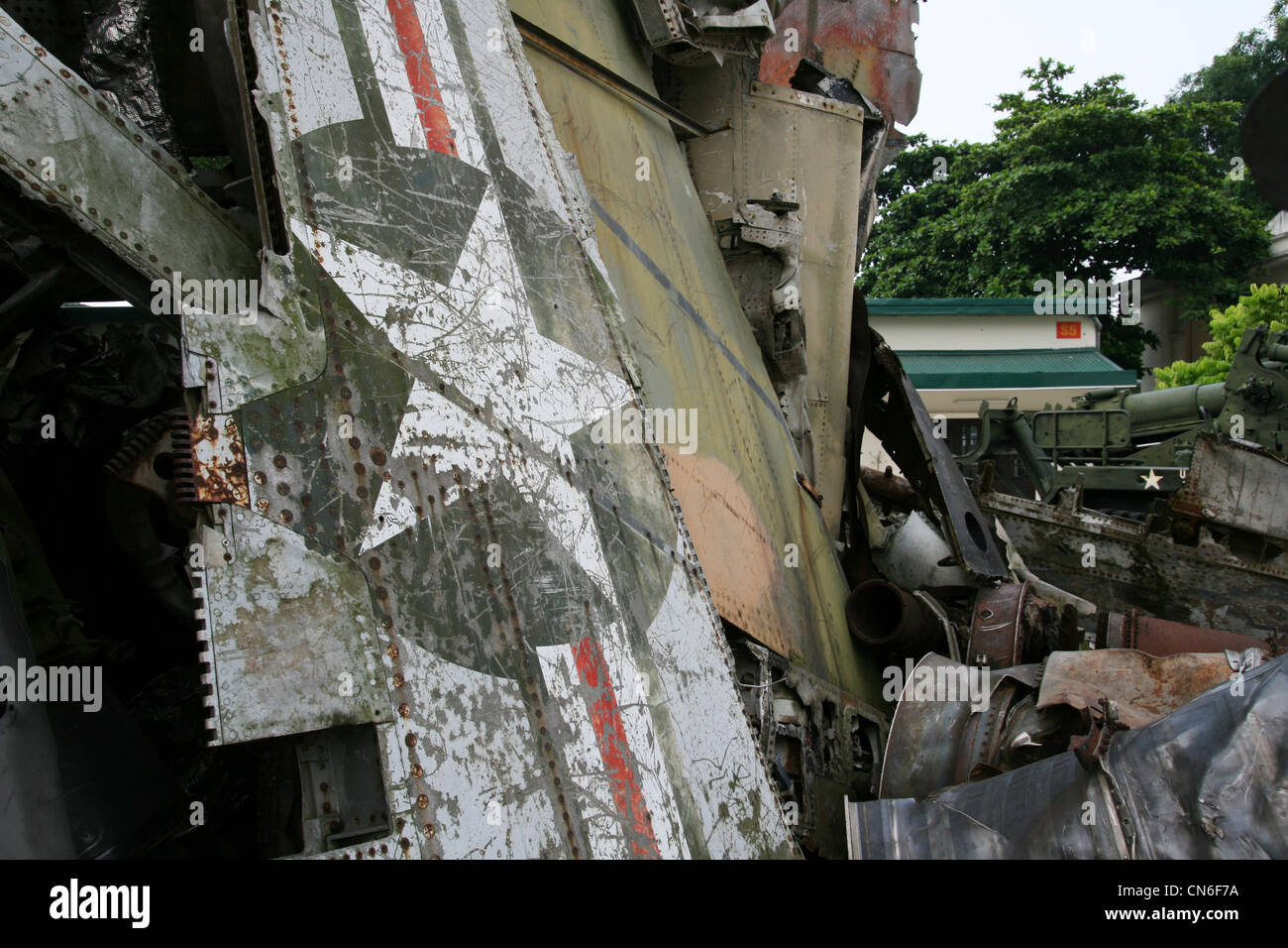 Trümmer von amerikanischen Flugzeugen im Kriegsmuseum Hanoi abgeschossen Stockfoto