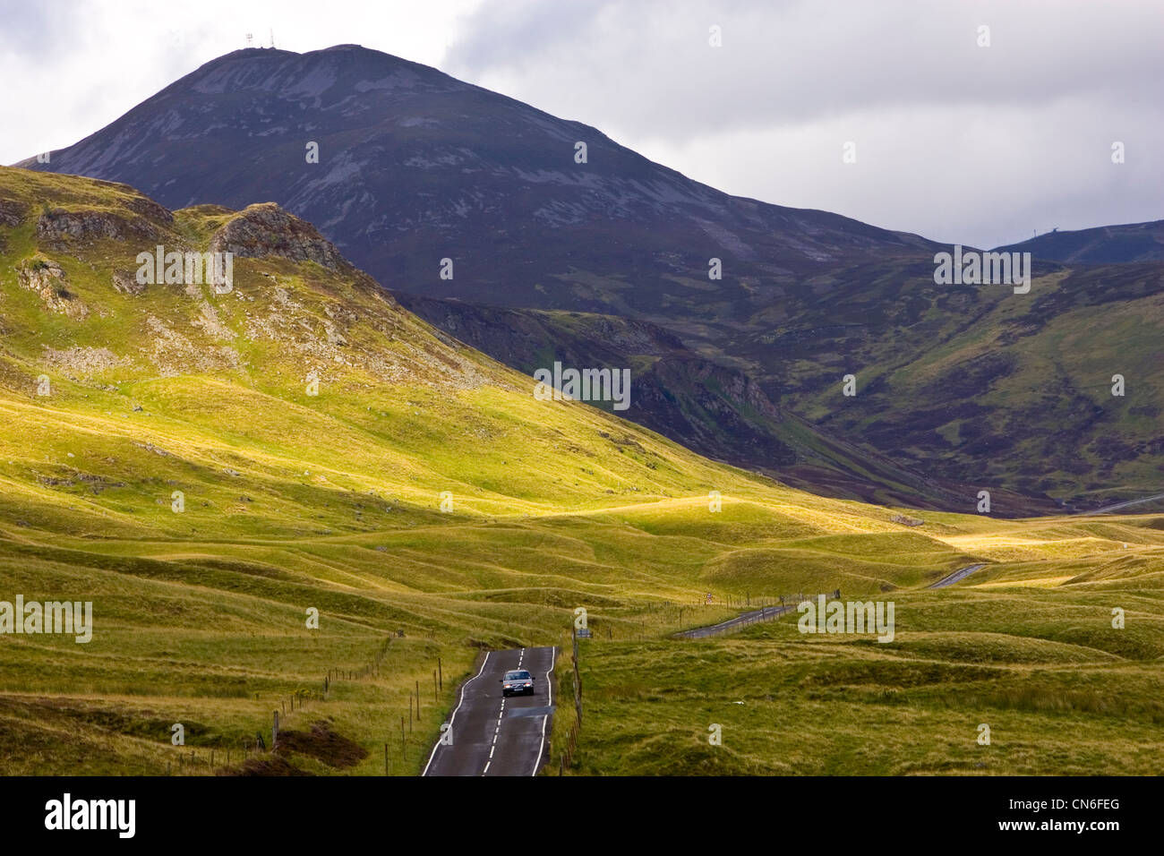 Auto fährt durch den Glen Clunie Hügeln und Grampian Mountains, Schottland, Vereinigtes Königreich Stockfoto