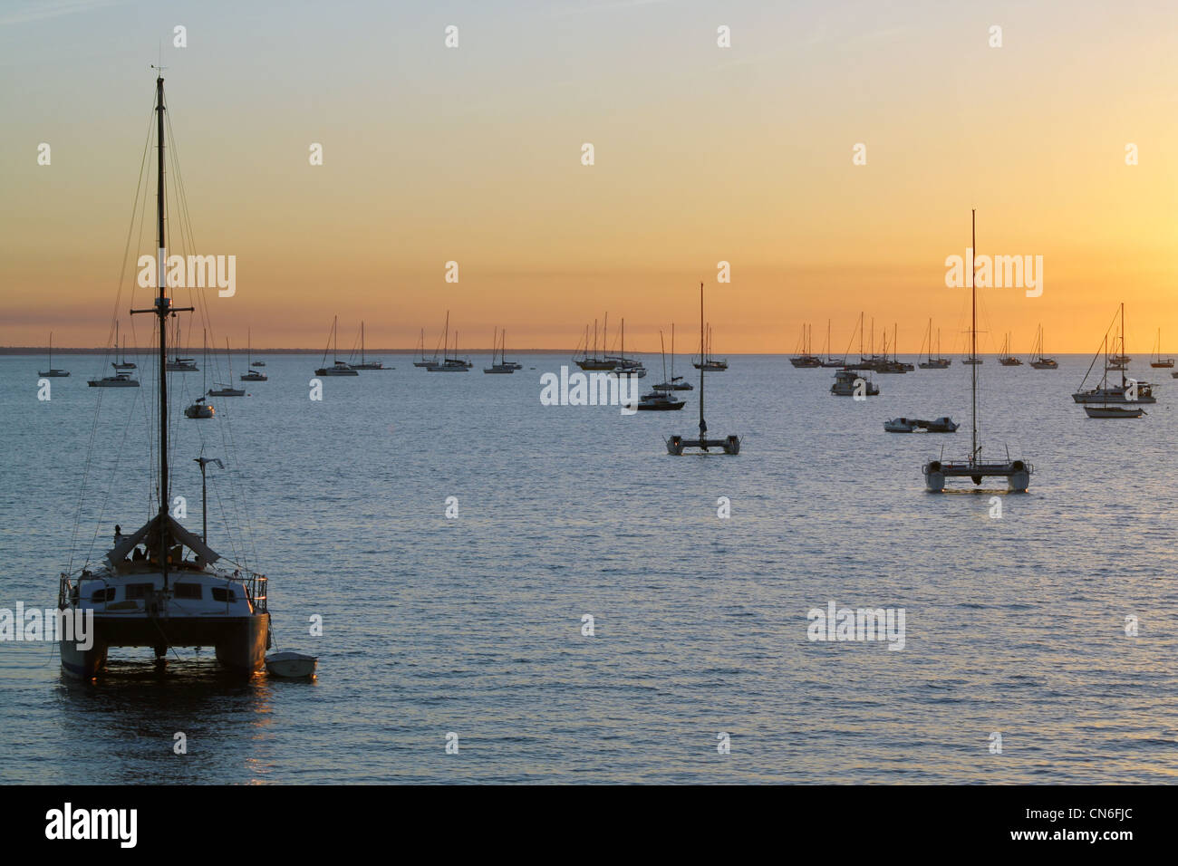Katamarane und andere Boote in Fannie Bay bei Sonnenuntergang. Australien Stockfoto