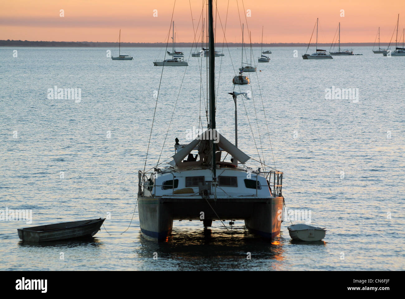 Katamaran und andere Boote in Fannie Bay bei Sonnenuntergang. Australien Stockfoto