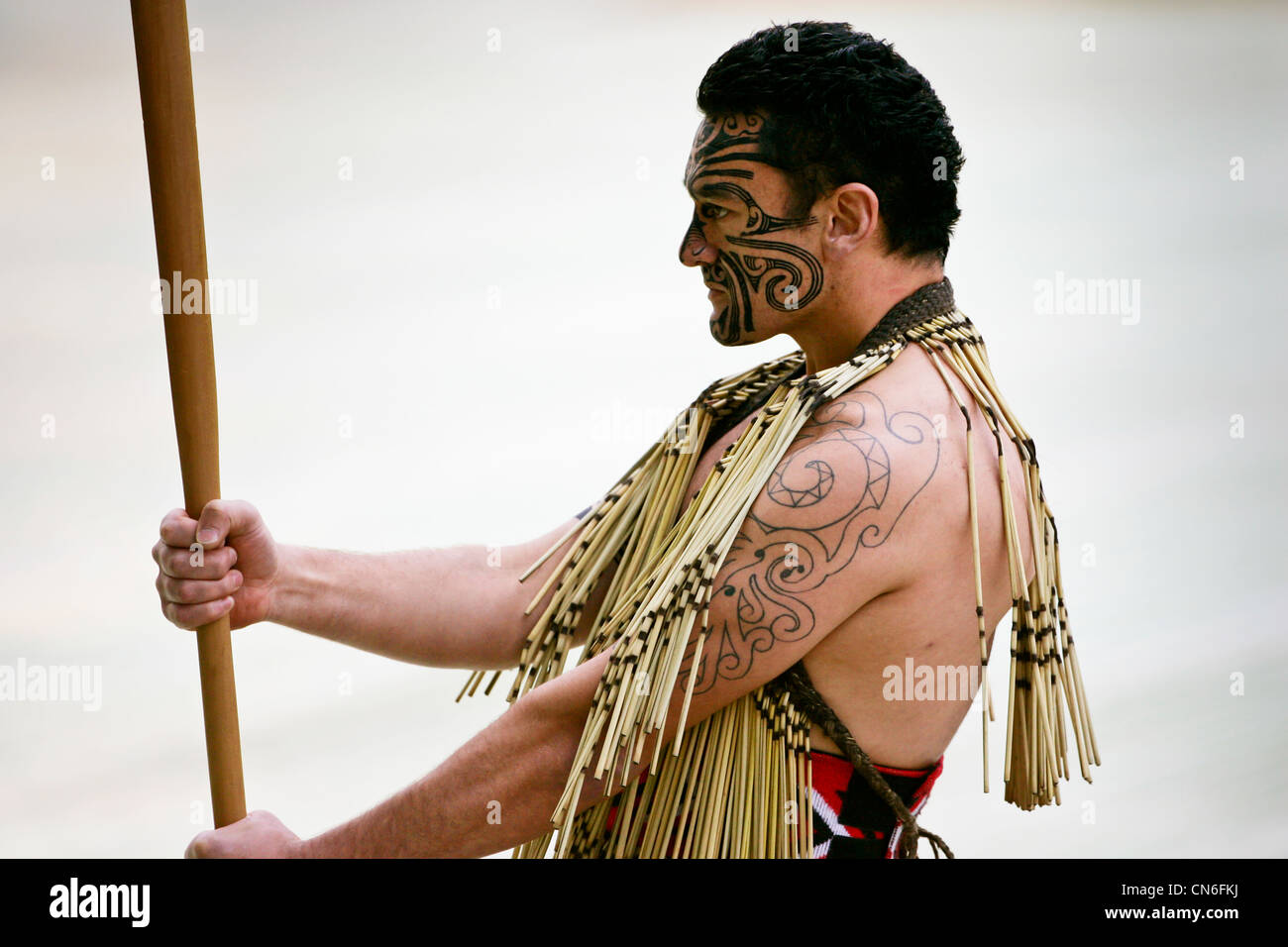 Traditionellen Haka durchgeführt von Maori Krieger Stockfoto