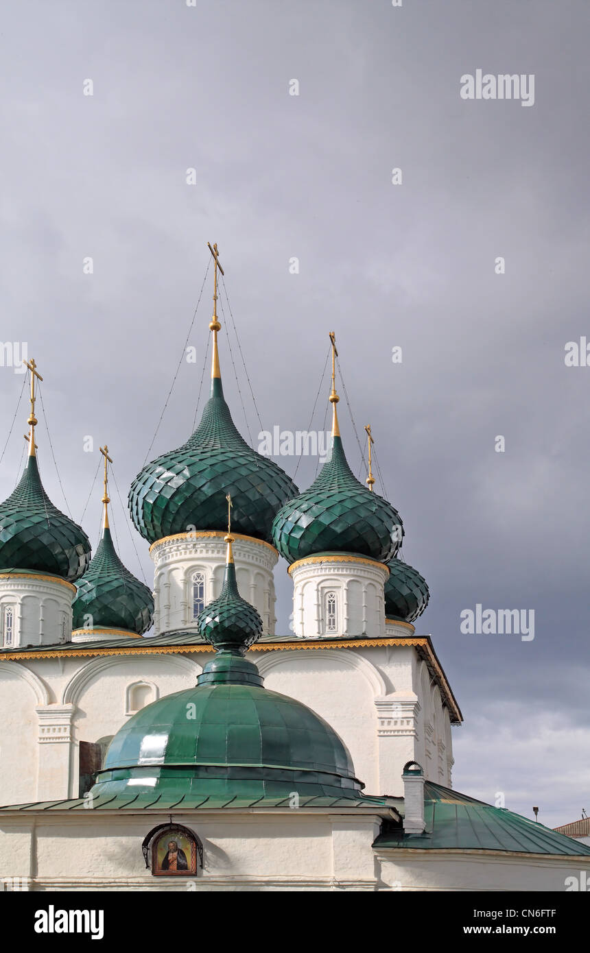 christliche orthodoxe Kirche auf wolkigen Hintergrund Stockfoto