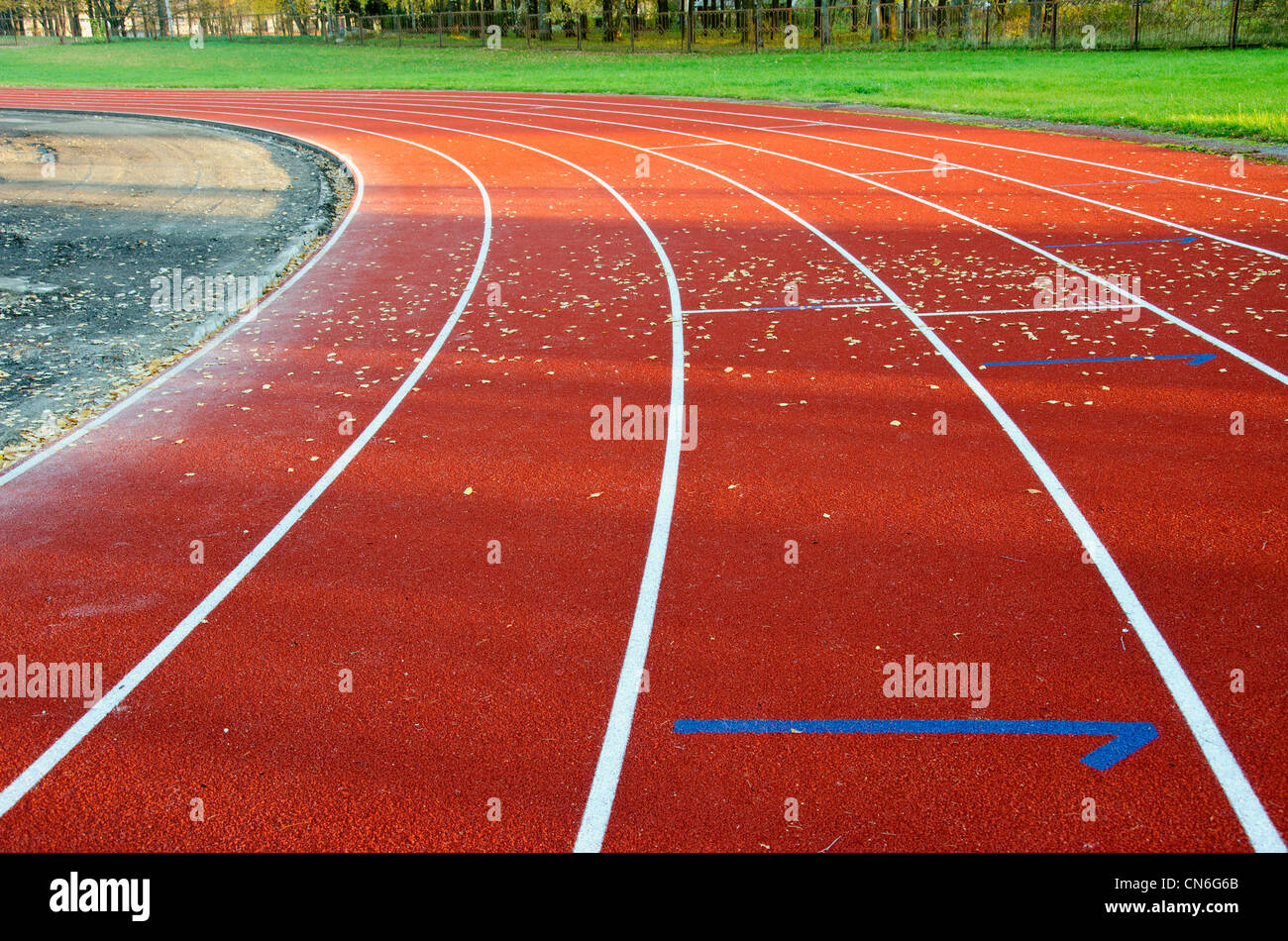 Leichtathletik-Stadion Laufstrecke roten Linien markiert. Spezielle Track Abdeckung sportlichen Hintergrund. Stockfoto