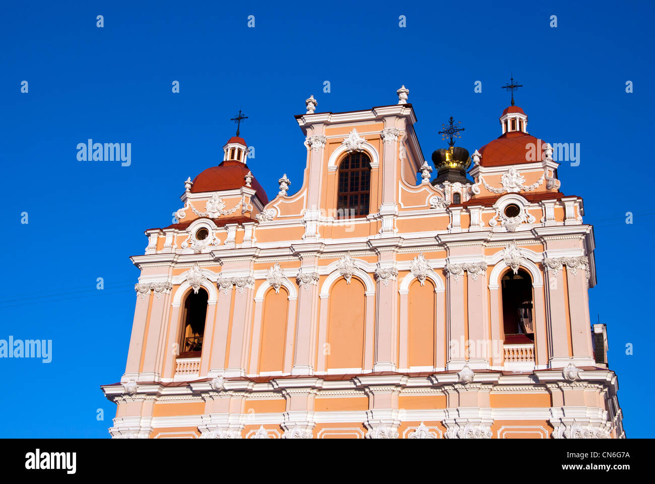 Religiöse Gebäude Mauer und Türme Kreuz Kirche in Vilnius auf Hintergrund des blauen Himmels. Stockfoto