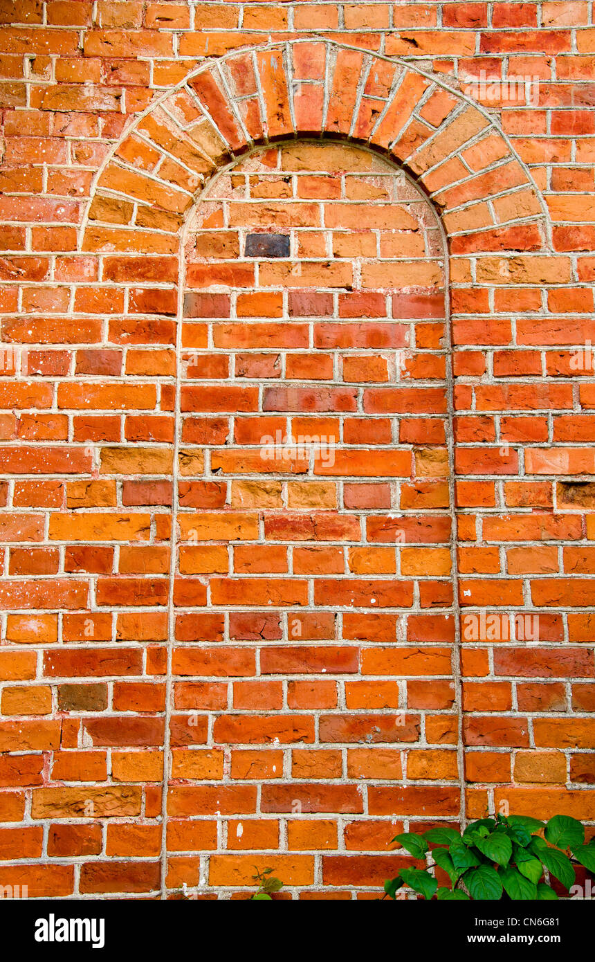 Hintergrund der alten roten Ziegel Wand Bogen Nachahmung. Architektonischen Kulisse Details. Stockfoto