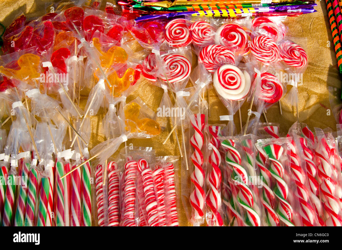 Verschiedenen Formen bunt gesaugt Lutscher bei Outdoor-Straßenmarkt verkauft fair. Süßigkeiten. Stockfoto