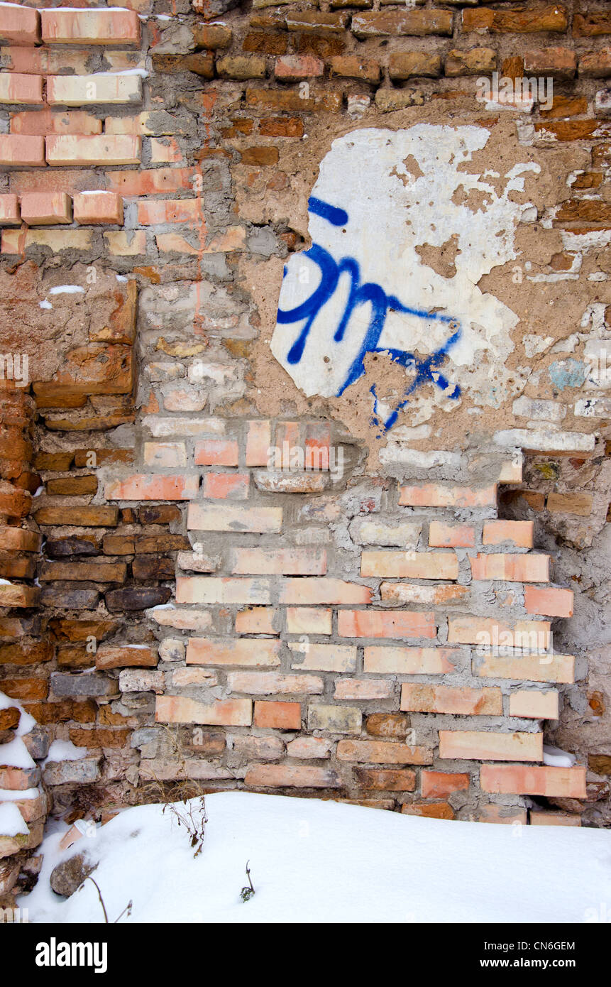 Antike Vintage retro Grunge Brick Wand Hintergrund und Graffiti-Malerei-Fragment. Teanage Vandalismus. Stockfoto