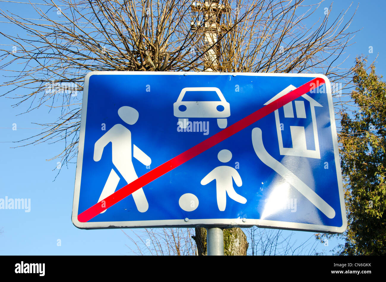 Informative Verkehrszeichen bedeuten Ende des Dorfes. Einschränkungen zone Ende. Stockfoto