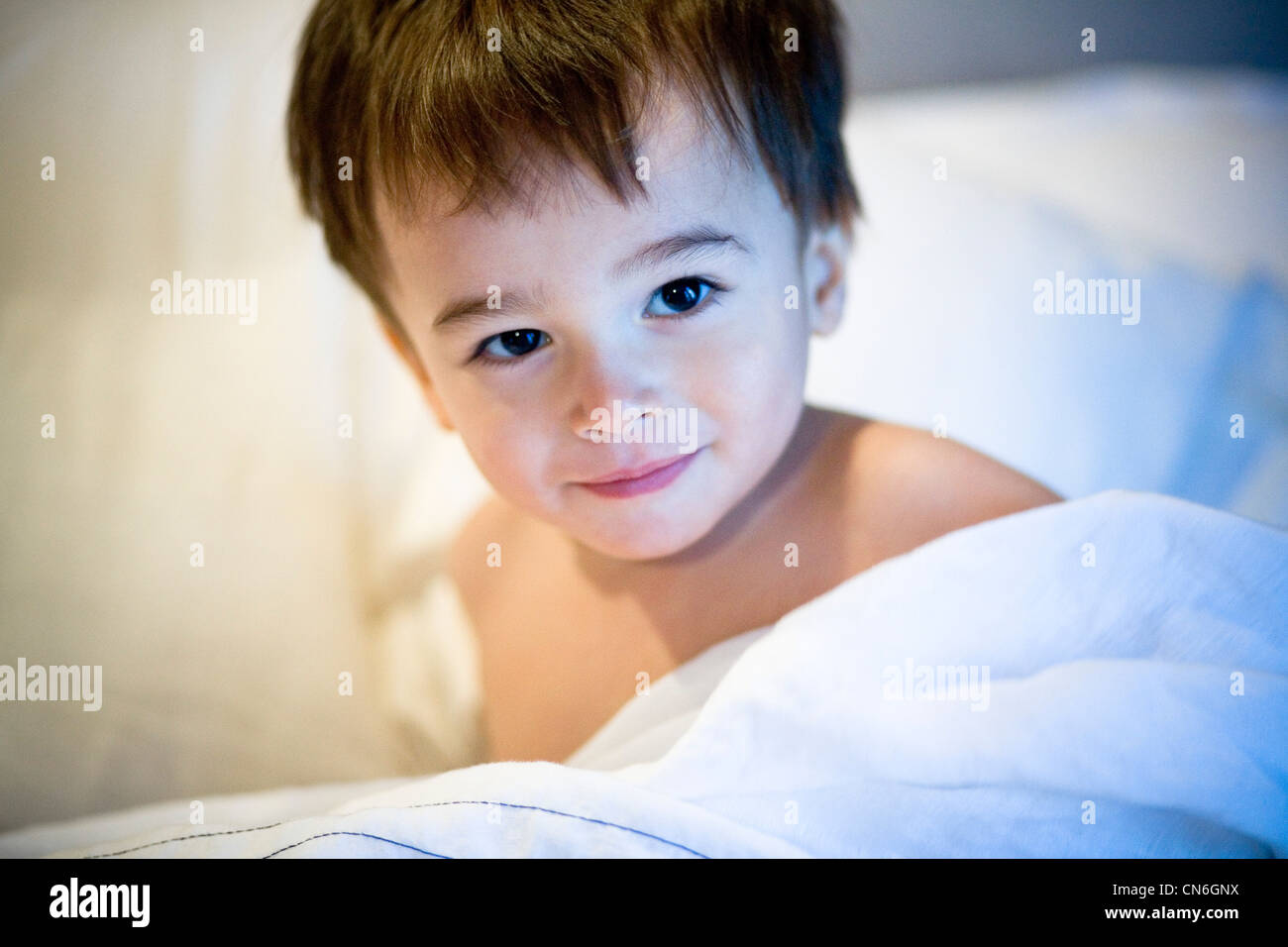 Kleinkind spielt in einem Bett, Montreal, Quebec Stockfoto