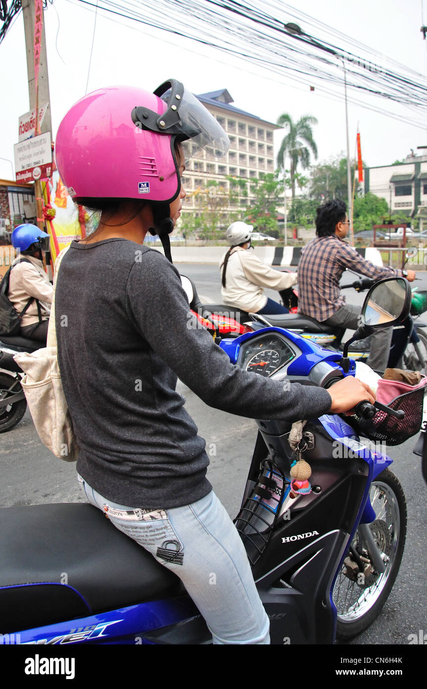 Junge weibliche Motorradfahrer an der Ampel, Chiang Mai, Provinz Chiang Mai, Thailand Stockfoto