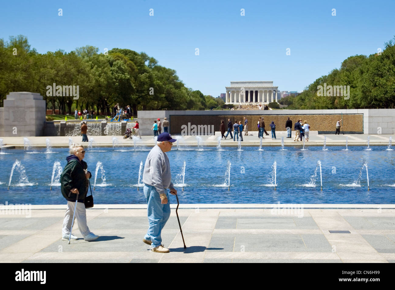 National World War II Memorial mit Wand aus Sternen und Lincoln Memorial hinter Washington D.C, USA Stockfoto