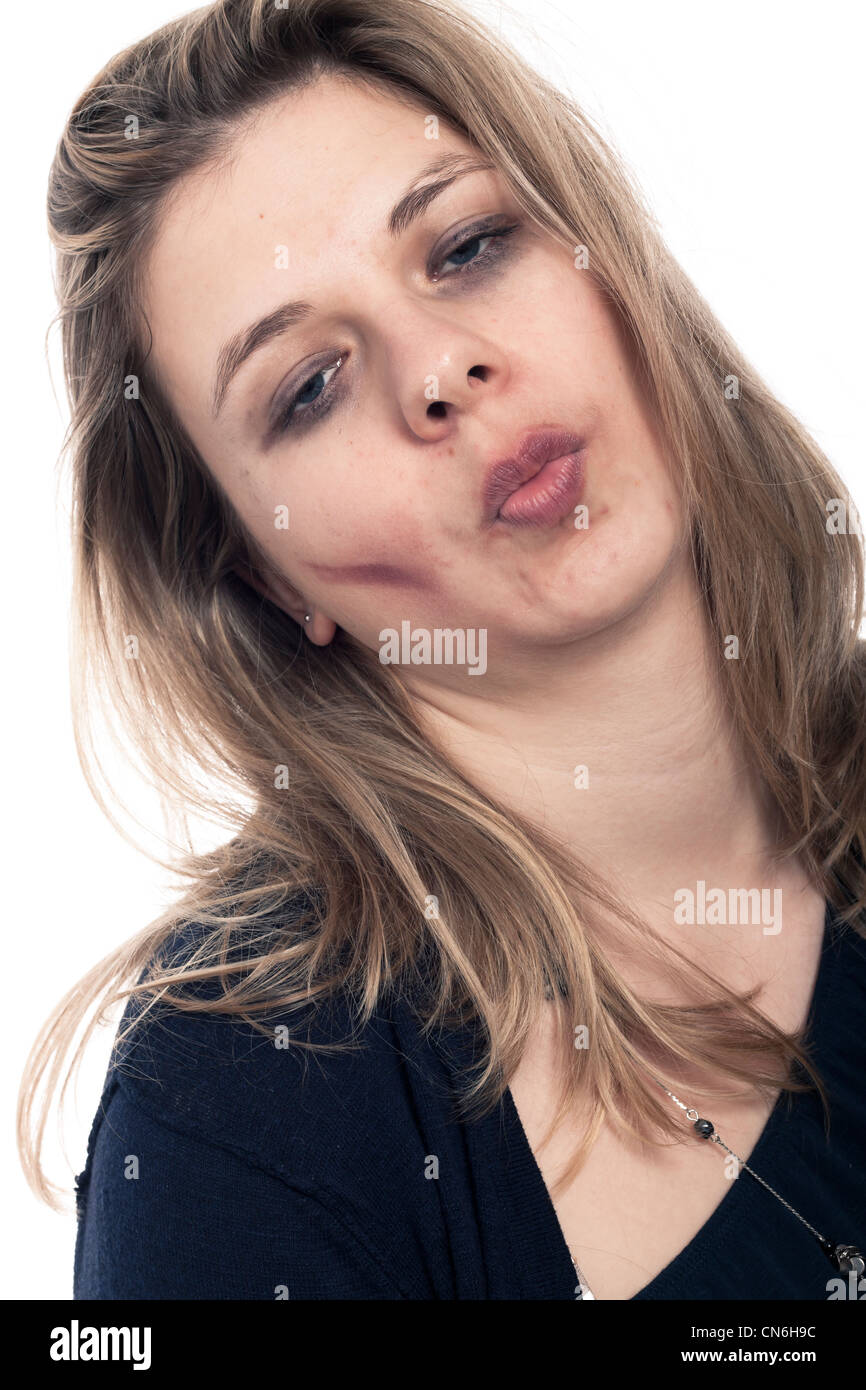Porträt des jungen betrunken Frau Gesicht nach Party, isoliert auf weißem Hintergrund. Stockfoto