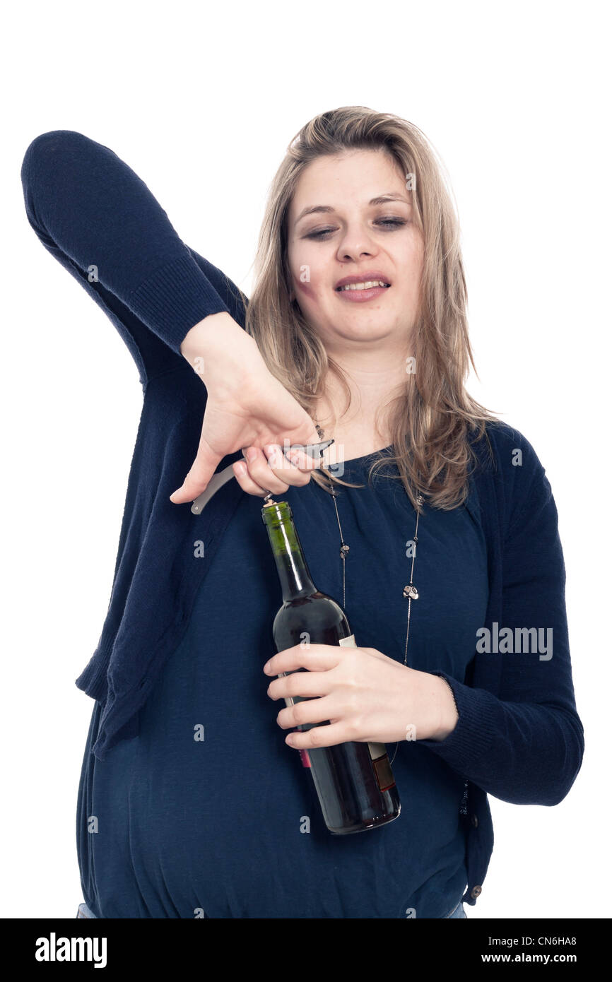 Porträt des jungen betrunken Frau Eröffnung Flasche Wein, isoliert auf weißem Hintergrund. Stockfoto