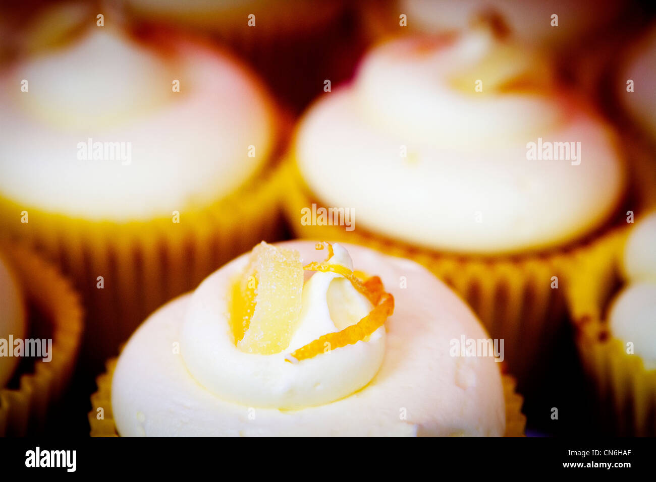 Eine Auswahl von vereisten Cupcakes zum Verkauf an Warrington Markt Stockfoto