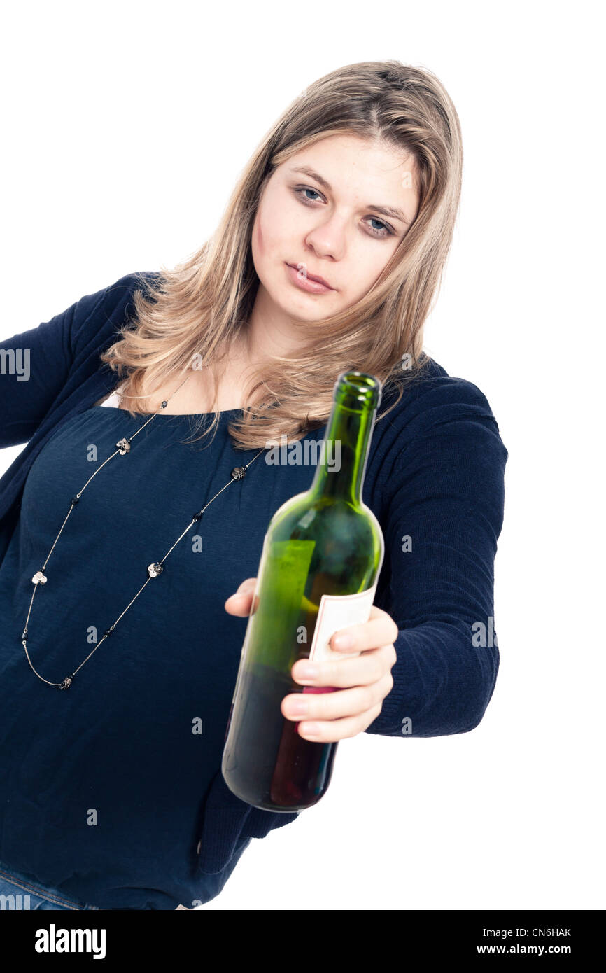 Porträt des jungen betrunken Frau mit Flasche Wein, isoliert auf weißem Hintergrund. Stockfoto