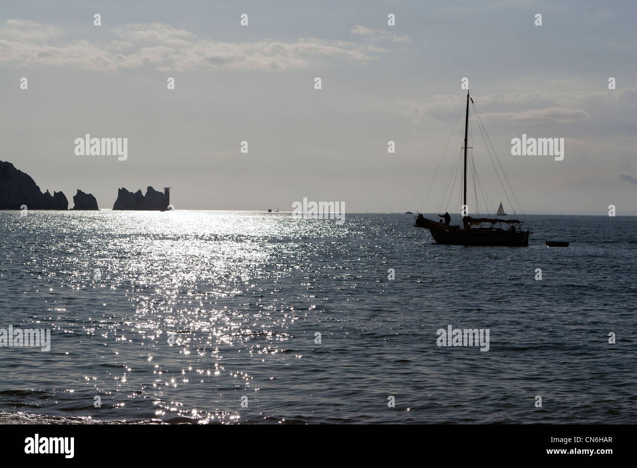 Die Nadeln mit einer Yacht in den Vordergrund, Alum Bay, Isle Of Wight, England, UK. Stockfoto