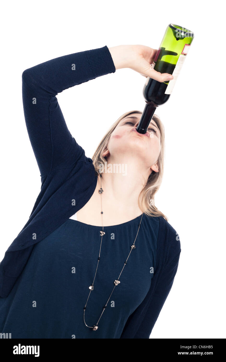 Porträt des jungen betrunken Frau trinkt Wein, isoliert auf weißem Hintergrund. Stockfoto
