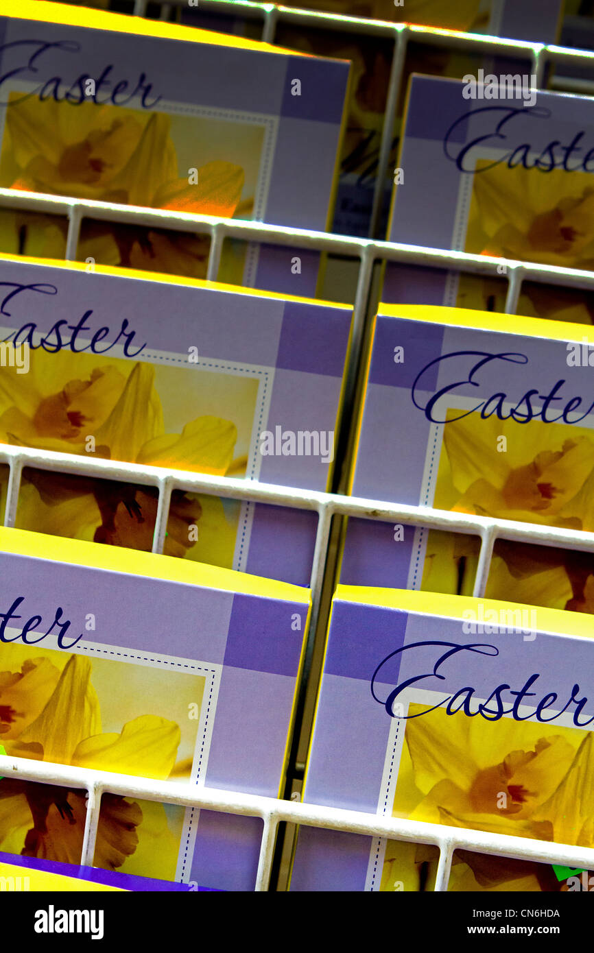 Osterkarten in einem Display Rack im Warrington, Cheshire, England Stockfoto