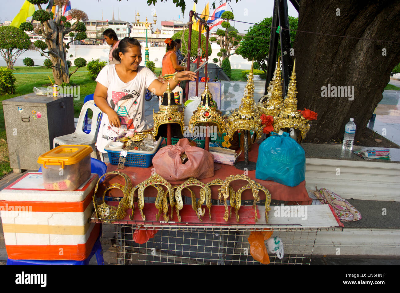 Dame verkaufen Tradition thai Tanz Kopf Zahnräder, im Wat Arun, Bangkok, Thailand Stockfoto