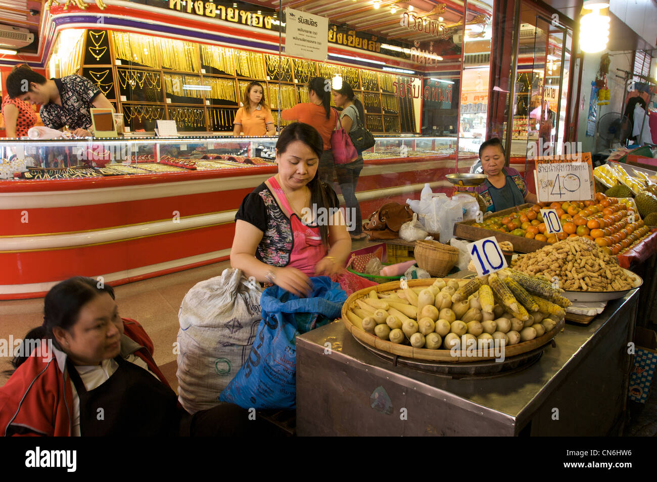 Süßmaisgeschäft, vor dem Goldladen, kad luang Markt, Chiang Mai, Thailand Stockfoto